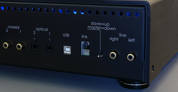 UIA5650は、ハイレゾ（192KHz/24Bit、192、24、192/24）、DSD(DSD256)対応です。