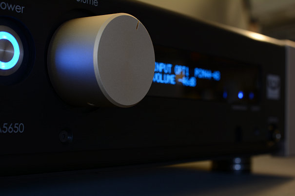UIA5650は、ハイレゾ（192KHz/24Bit、192、24）、DSD(DSD256)対応です。